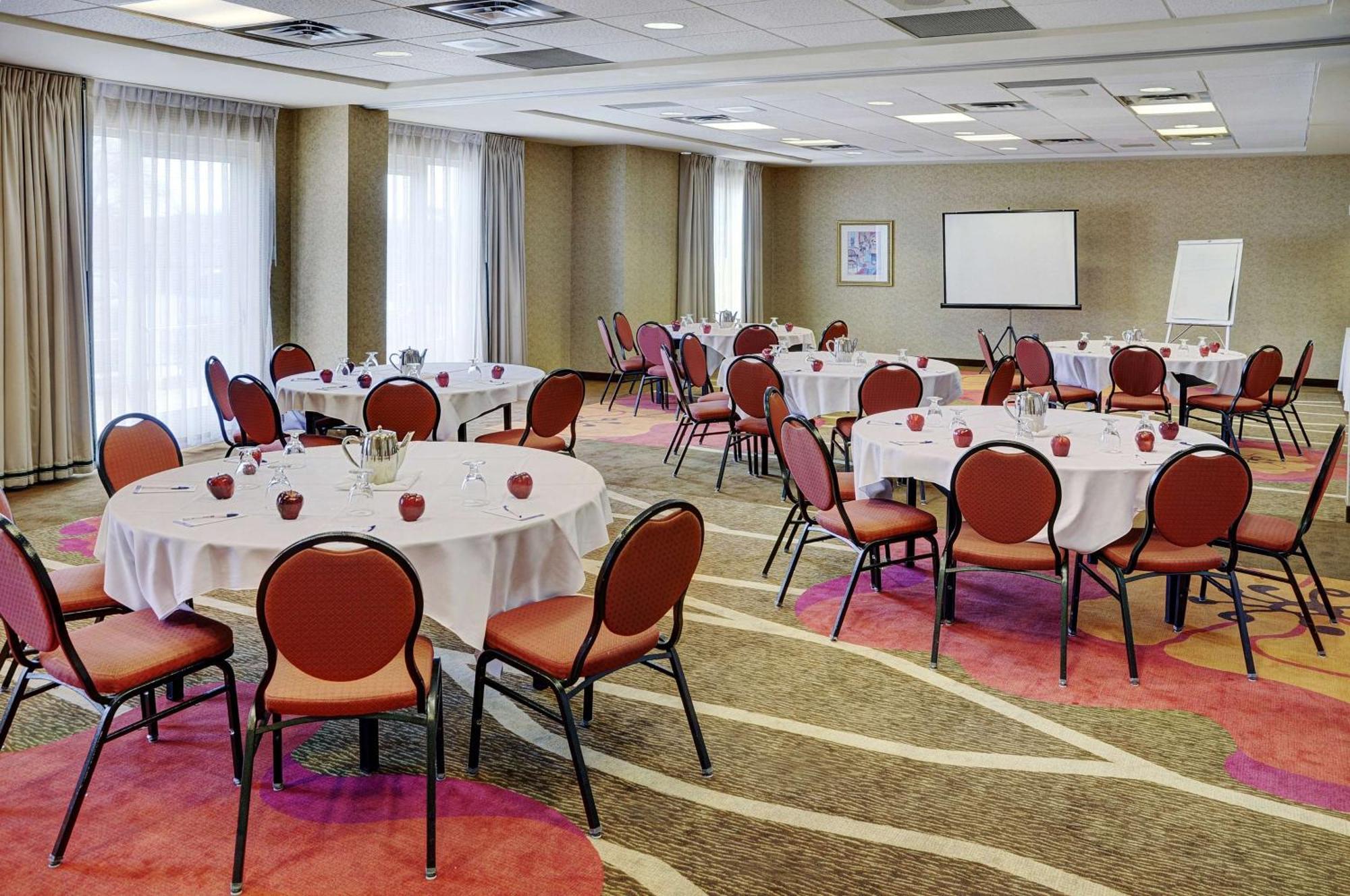 Hilton Garden Inn Kitchener/Кеймбридж Екстериор снимка