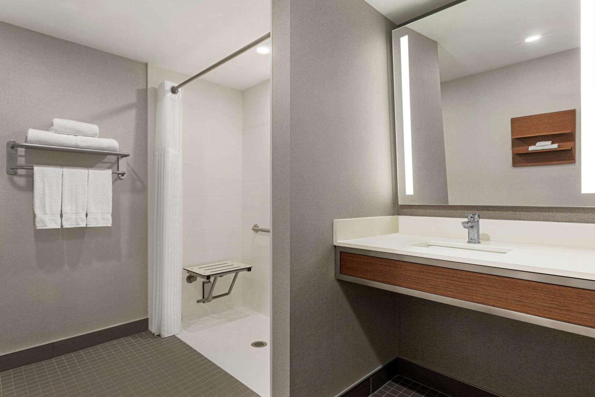 Hilton Garden Inn Kitchener/Кеймбридж Екстериор снимка